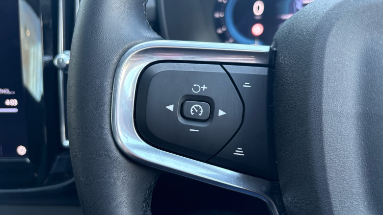 Volvo XC40 2.0 B4P Ultra Dark 5dr Auto Petrol Estate